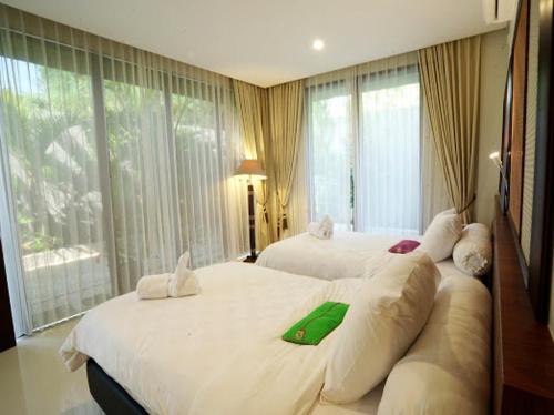 Postel nebo postele na pokoji v ubytování DnD-2 Villa Nivata Ciputra Beach Resort