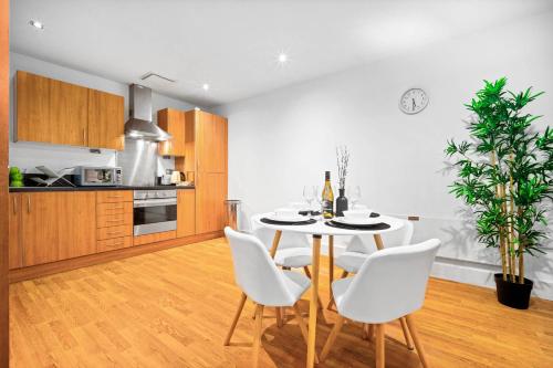 Foto 2-Bedroom Apartment in Heart of the City - China Town - Balcony - Secure Parking Included 48A 4