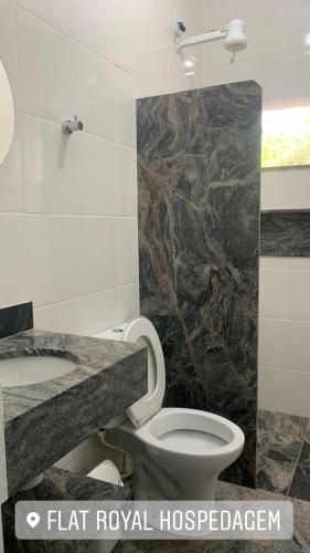 Ένα μπάνιο στο Hotel Pousada Flat Royal Suíte Stander 2 camas box