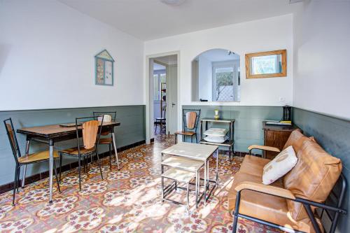 un salon avec un canapé et une table dans l'établissement Mirande RDC - Appt à 1km de la plage avec jardin, à Port-Vendres