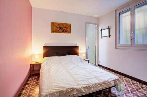 - une chambre avec un lit, 2 tables et une fenêtre dans l'établissement Mirande RDC - Appt à 1km de la plage avec jardin, à Port-Vendres