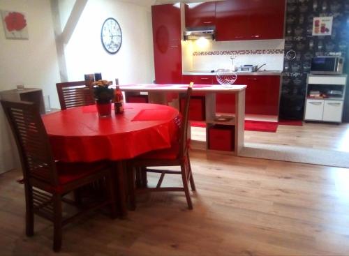 d'une cuisine avec une table et un chiffon rouge. dans l'établissement Appartement T3 GASCOGNE, à Bahus-Soubiran