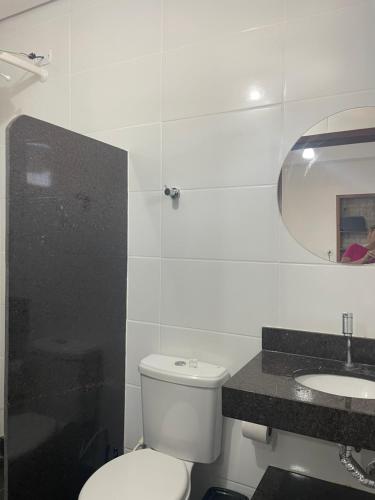 Ένα μπάνιο στο Hotel Pousada Flat Royal Suíte Stander 2 camas box
