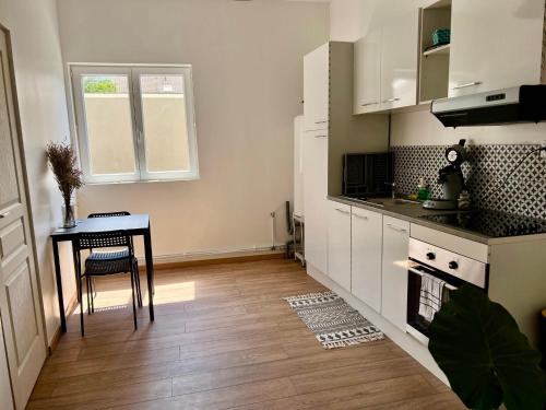 une cuisine avec une table et une salle à manger dans l'établissement Agréable T2, proche plage G, à Rosendaël