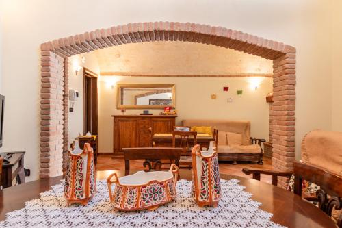 a living room with an archway with a table and chairs at Dimora La Reggia in Mesagne