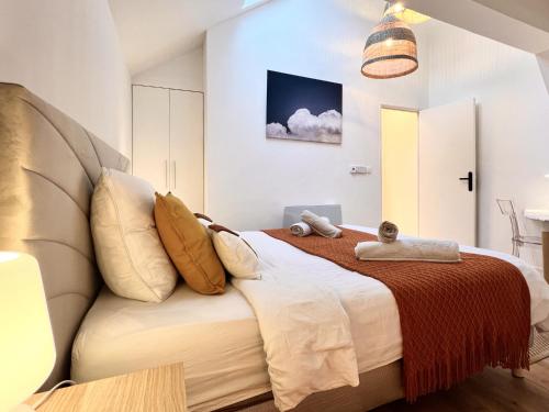 une chambre avec un lit et un canapé dans l'établissement Appartement standing à 7min de Fontainebleau centre, 3min de Moret-sur-Loing et 45min de Paris (1min à pied de la gare), à Veneux-les-Sablons