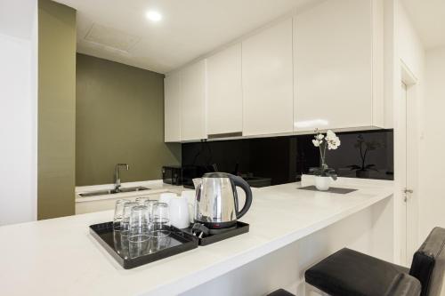 ゲンティンハイランドにあるGenting Grandeur Suite - Ion D'elemenの白いキャビネットとカウンタートップを備えたキッチン