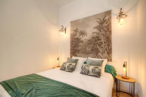 une chambre avec un lit avec deux oreillers dessus dans l'établissement Le Campu Latinu, à Lama