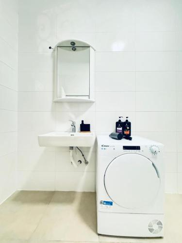 维也纳4BR Shared Apt with City View Only 7- Min to Westbahnhof的白色的浴室设有卫生间和水槽。