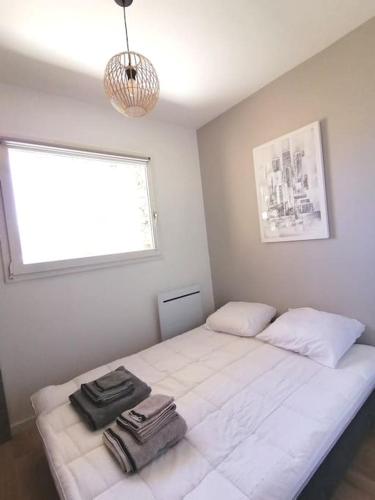 une chambre avec un lit avec deux serviettes dessus dans l'établissement Complexe Cap Esterel village ,vue mer studio avec parking, à Agay