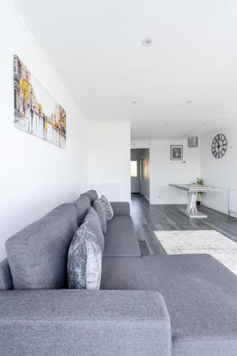 Ruang duduk di Karazo LTD - Luxurious contractor friendly 2 bed in Croydon