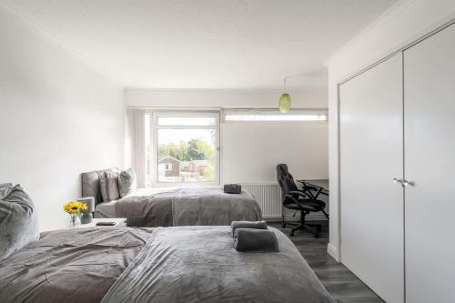Katil atau katil-katil dalam bilik di Karazo LTD - Luxurious contractor friendly 2 bed in Croydon
