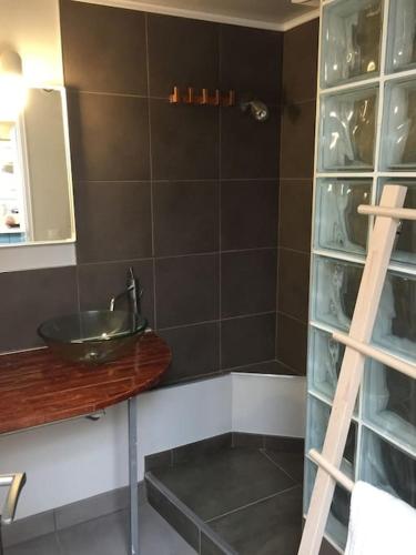 une salle de bain avec un lavabo et un miroir dans l'établissement Maison spacieuse à la déco moderne, à Marcq-en-Barœul