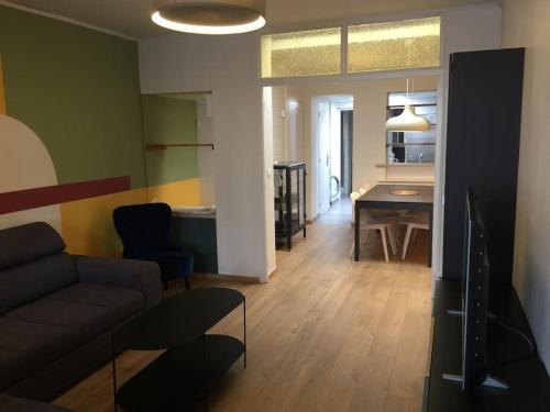 un salon avec un canapé et une salle à manger dans l'établissement Maison spacieuse à la déco moderne, à Marcq-en-Barœul