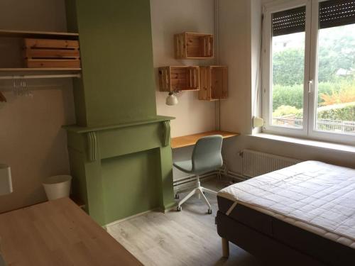 une chambre avec un lit, un bureau et une fenêtre dans l'établissement Maison spacieuse à la déco moderne, à Marcq-en-Barœul