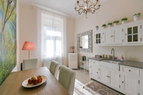 Kuchyň nebo kuchyňský kout v ubytování Amethyst apartment