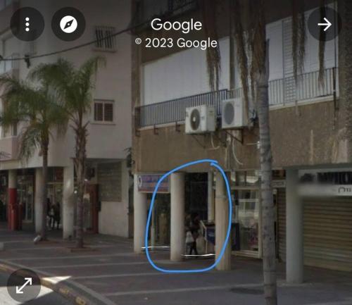 a blue object on a city street next to a building at Ryo 14 דירת סטודיו ליד חוף הים לנופש מושלם in Bat Yam