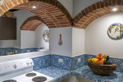 eine Küche mit blau-weißen Fliesen und einem weißen Herd in der Unterkunft Casa Las Doroteo in El Sunzal