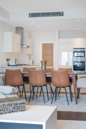 a kitchen with a table and chairs in a room at New 3Bed in Knightsbridge in London