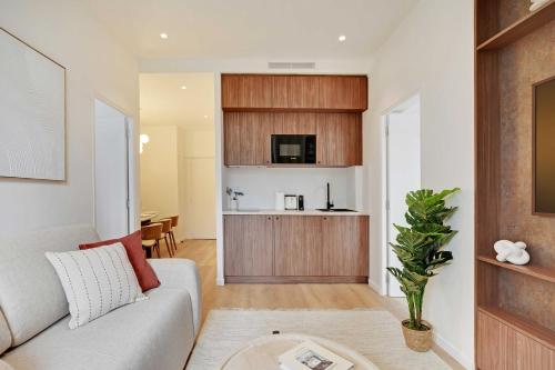 un salon avec un canapé et une cuisine dans l'établissement Modern Flat - 2BR-6P - Northern Paris, à Paris