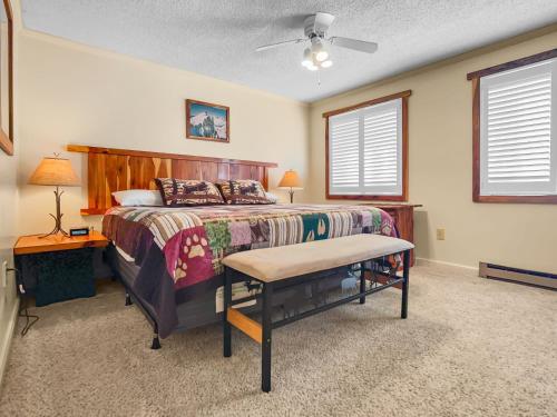 Postel nebo postele na pokoji v ubytování ML155 First Floor No Elevator Or Steps WiFi EZ Parking Slope Side