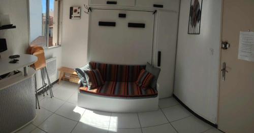 une chambre avec une chaise au milieu d'une pièce dans l'établissement Studio plage, à Canet