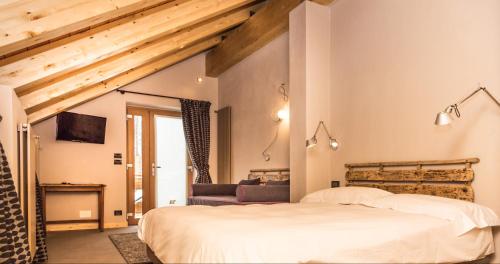 Postel nebo postele na pokoji v ubytování Orso Bianco Hotel & Chalet