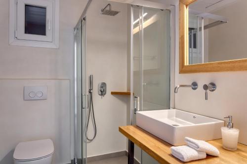 A bathroom at Villa Leonora Tinos