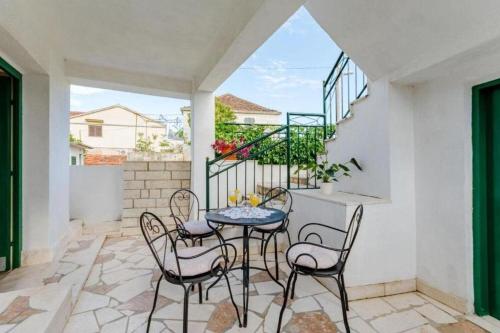 Balkón alebo terasa v ubytovaní House Dinko