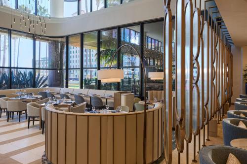 Ресторан / где поесть в Marriott Long Beach Downtown