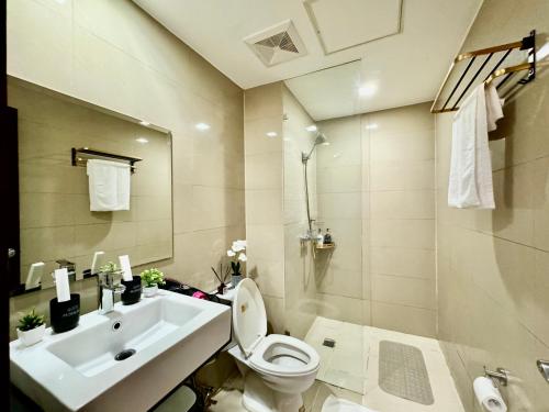 een badkamer met toilet en wastafel bij Cozy home Near NAIA & BGC in Manilla