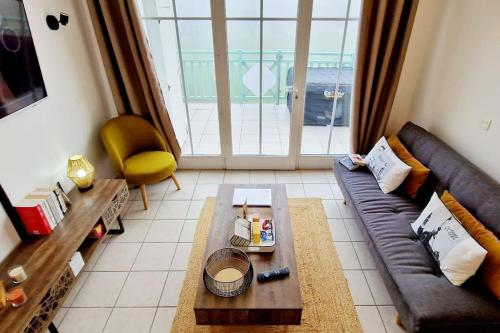 un salon avec un canapé et une table basse dans l'établissement 