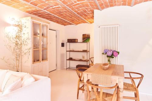 Гостиная зона в AQVAE Unconventional Country House