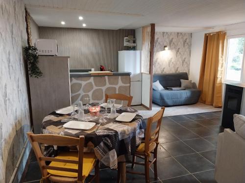 Kuchyň nebo kuchyňský kout v ubytování Gîte Traitsanes En Berry Centre Val de Loire