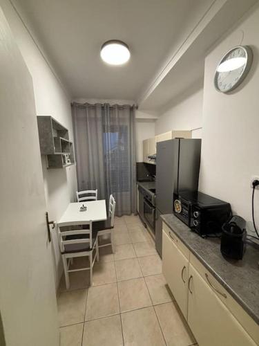 une cuisine avec une table et un comptoir dans l'établissement Magnifique 2 pièces à 2 pas de la mer, à Nice