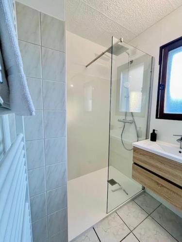 une salle de bain avec douche et lavabo dans l'établissement Le Cosy Appart avec parking et balcon, à Bourgoin-Jallieu