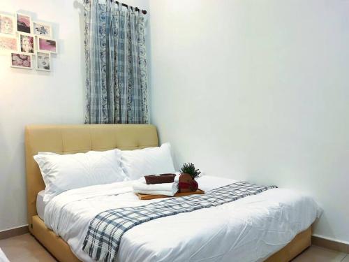 Postel nebo postele na pokoji v ubytování Semenyih Timeless Vintage Stay