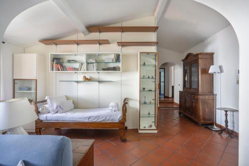 Bright Last-Floor Apartment with Terrace