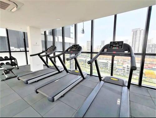 Fitness centrum a/nebo fitness zařízení v ubytování PICO VR, 3BR 3 queen bed, 2 car park, UrbanSuites by XW Home