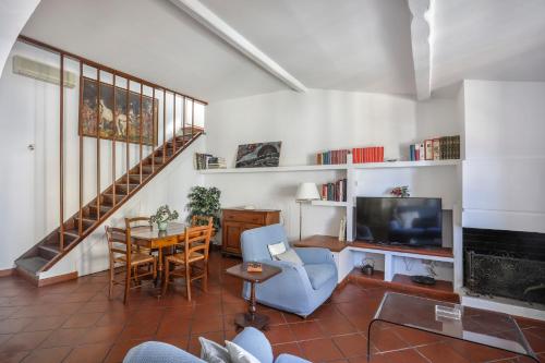 Bright Last-Floor Apartment with Terrace