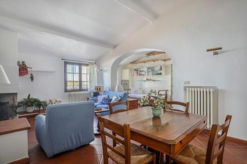 Bright Last-Floor Apartment with Terrace