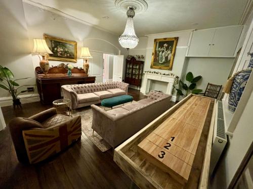 Ruang duduk di Luxury Georgian House With Sauna Sleeps 19-23