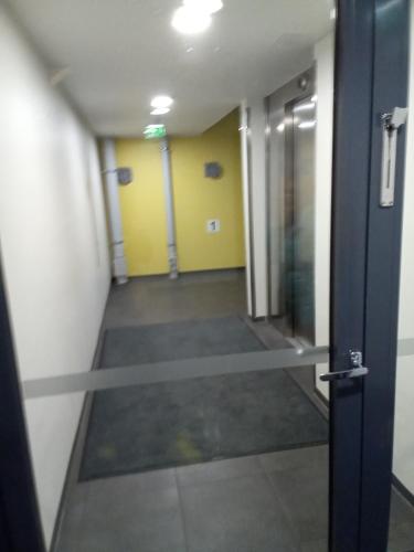 an empty hallway with a door in a room at TAMPERE PENTHOUSE-tasokas moderni kaupunki huoneisto huipulla -ISO JACUZZI omalla KATTOTERASSILLA - AURINKOTUOLIT ja Aurinko odottaa Sinua - huikea maisema- - 10 HLÖ - free parking in Tampere