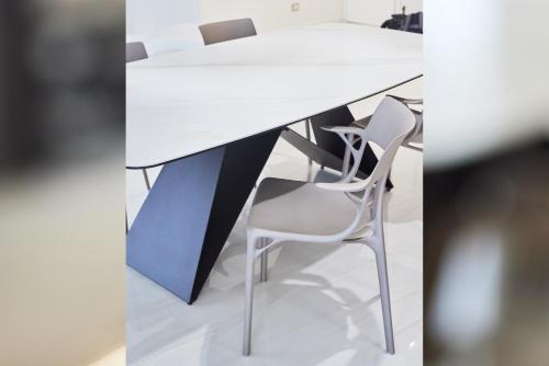 a white desk with two chairs and a table at Luxury Dream Rooms in Cava deʼ Tirreni