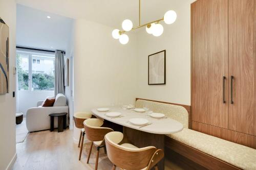 une salle à manger avec une table et quelques chaises dans l'établissement Modern Flat - 2BR-6P - Northern Paris, à Paris