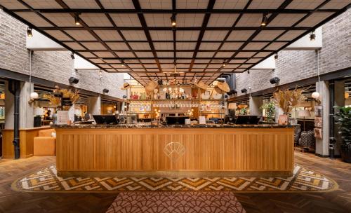 a bar in the middle of a restaurant at Ellery Beach House in Lidingö