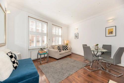 a living room with a couch and a table at Discover London Central 2 Bedroom in Kensington in London