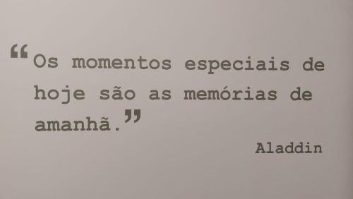 a sign with the wordsnetsnetspectspectsxualride sao as marmor at Excelente Studio no centro em frente ao metrô in Rio de Janeiro