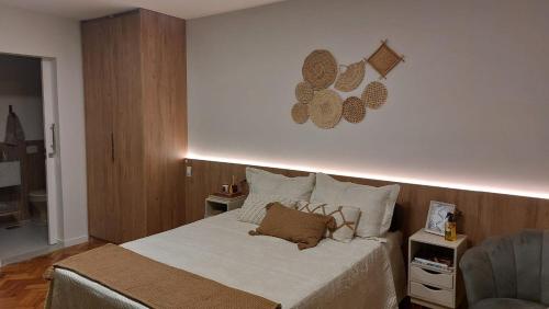 a bedroom with a bed and a chair at Excelente Studio no centro em frente ao metrô in Rio de Janeiro