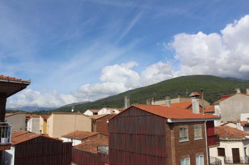 a view of a city with a mountain in the background at Ático aires de gredos in Candeleda